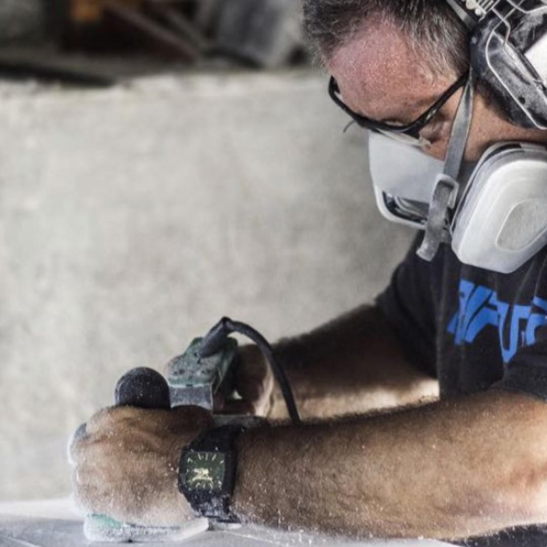 Pierre, shaper da Fruto D'Água, trabalhando em uma prancha